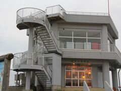 恐山から４号線をむつ市内方面に３キロ「かまふせパノラマライン」に分岐して約７キロ（２０分）で釜臥山展望台へ・・・途中、恐山展望台とむつ湾展望台を通過して到着。

ここは自衛隊さんの敷地内みたいで、途中検問所を通過してきました。