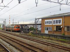 三島駅に戻って、東海道線にちょっと乗って、
吉原駅へ。
岳南電車の車両がぽつんと止まっていました。