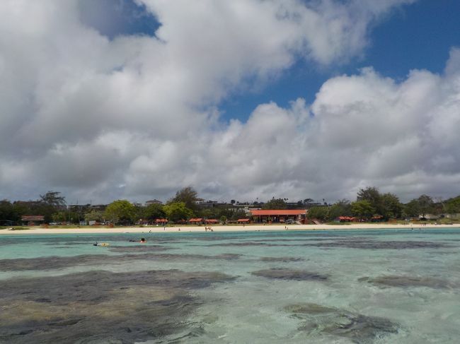 遠浅で海も穏やか。<br /><br />台風の影響か風は強いしスコールも。