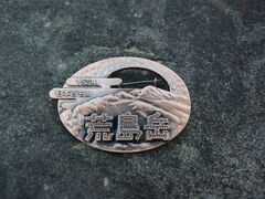 登山バッチ。道の駅九頭竜に電話したら、今日の大勢の登山者で売り切れたそうです。
ホテル フレアール和泉を紹介されてました。帰り道でよかった！
650円は高いけど。買います〜♪

この後、道の駅九頭竜で天むす（舞茸天）300円とノンアルコールビール200円を買って♪

岐阜の美濃加茂ＳＡでガソリンを2,000円セルフ給油。

無事に23：58に帰宅できました。

また、天気の良い時に山旅をしたいです。