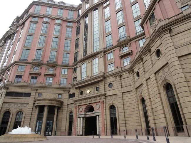 ホテルをチェックアウトして、マンダリン・オリエンタルに来ました。歴史のある建物を使っている雰囲気ですが、新築の建物らしいです。