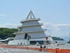 三角駅前にそびえる海のピラミッドはまだ新しそうな施設ですが、
展望台を含め既に立ち入り禁止となっており、上ることができませんでした。