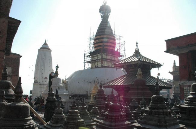 世界文化遺産スワヤンブナートは小高い丘の上からカトマンズの町を見下ろすように建つ、ネパールで最も古い寺院といわれる。ストゥーパの高さ15m、四方にすべてを見通す仏陀の目が描かれているのだが、訪問時は工事中で見ることができなかった。。境内には様々な宗教が混在するネパールならではの多様な建物などがある。