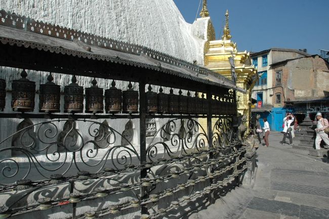 ストゥーパの側面のマニ車。マニ車の側面にはマントラが刻まれ、内部にはロール状の経文が収められている。マニ車を回転させながら、ストゥーパの周りをまわると功徳があると考えられている。