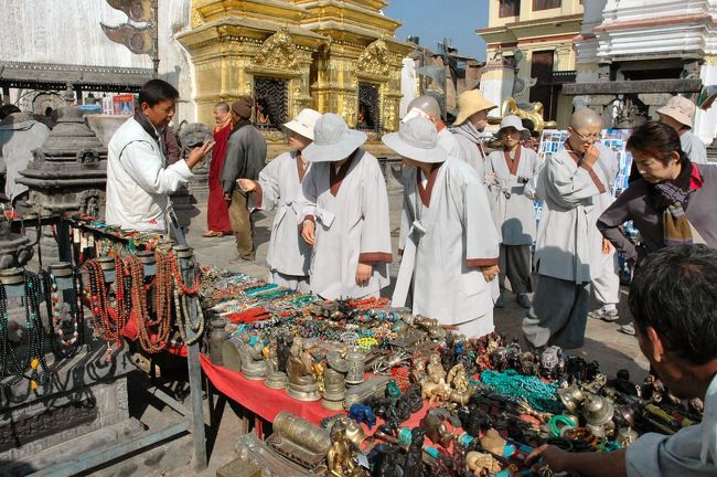 スワヤンブナート。境内で見かけ僧侶たち。