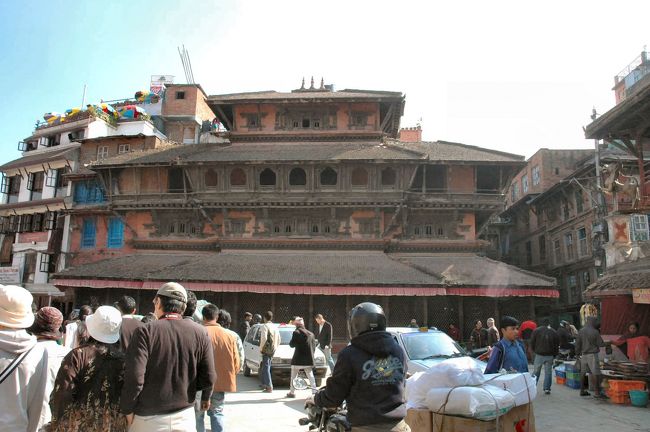 カスタマンダブ寺院。ネパール最古の建築物のひとつ。12世紀建造と考えられ、巡礼宿として使われていた。