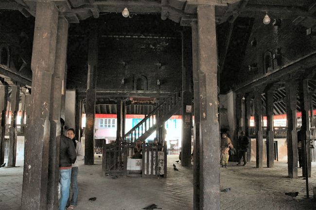 カスタマンダブ寺院の中