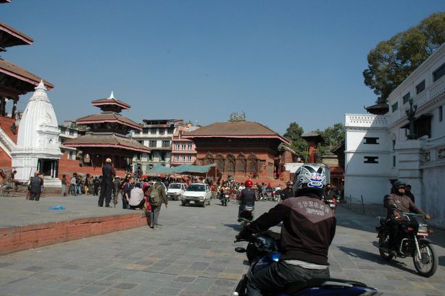 ダルバール広場。王宮前の広場で、カトマンズ王国の中心であった。カスタマンダブ寺院、クマリの館、シヴァ寺院、シヴァ・パールヴァティー寺院、タレジュ・ベル、カーラ・パイラブ、ハヌマン・ドカなどが建つ。