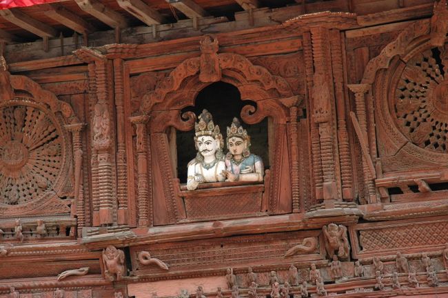 シヴァ・パールヴァティー寺院。18世紀後半建造。<br />窓から顔を出しているのはシヴァ神とその妃パールヴァティーの像。