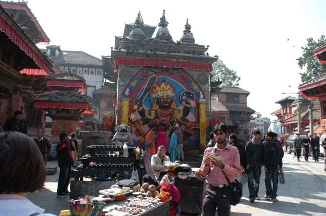 カーラ・バイラヴ。シヴァ神の化身のひとつ。カーラ・バイラブの前で嘘をつくと、ただちに死ぬと信じられており、多くの人の信仰を得ている。