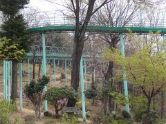 見晴らしの丘公園に到着しました。あの滑り台に乗りたいな。でも子供しか滑ってないから恥ずかしいな。とつぶやきながら下山。