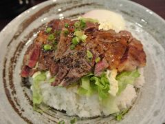 「Eki Diningそうせきkumamoto」であか牛丼を食べました。

強気の価格設定でしたが、おいしかったです。