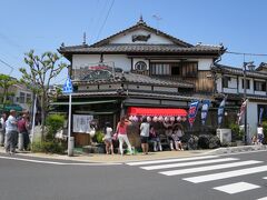 列車に揺さぶられ続けて2時間強、宮津駅に到着。
宮津駅前にある有名な食堂「富田屋」で昼食って、すでにすごい人人。
