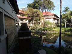 朝になり、
部屋からは、川のような池のようなものがみえまして・・・