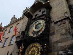 旧市街広場の天文時計。
観光客がいっぱいです。