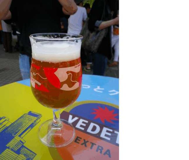 夫が頼んだのは「シメイホワイト」<br /><br />シメイはレッドやブルーといったラベルの色が違ったビールが置いてありました。<br />白ラベルのシメイホワイトは、シメイの中でも最もドライなタイプだそうで、ちょこっと味見させて貰いました。<br /><br />爽やかな風味で、口当たりが良かったです。