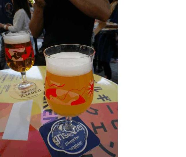 その次に私が頼んだのは、「グリゼットブロンシュ」（右手前）。<br /><br />注ぐ時に、余分な泡をヘラで落としてサーブされたのが印象的でした。<br />なめらかで飲み易く、爽やかなスパイスが効いたビールでした。<br /><br />左奥は夫が頼んだ「ポペリンプス　ホメルビール」<br /><br />はちみつ風味の甘い香り、後味に甘味が残りました。<br />すっきりとした苦味は、フランダースのホップの名産地ポペリンヘのポップを１００％使用しているからかも。