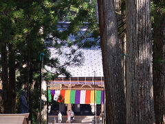 橋から拡大して奥の院を撮ります。
燈籠堂、弘法大師御廟を15分ほどで過ごしました。