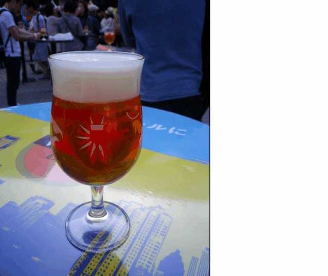 コインを追加して、最後に私が頼んだのは「マレッツ・トリプル」<br /><br />ビールのブースでは、「〜トリプル」と付いているビールが幾つかあったので、お店の人にどのような意味で付いているのか聞いてみたら、アルコール度数が高い物に付けているそうで、どうりでこのマレッツ・トリプルはアルコール度数１０％と高めでした。<br /><br />オレンジとアーモンドの柔らかな甘い香りと、後味に苦味が残るのが印象的でした。