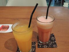 ジェンガラケラミックに到着。


疲れたので、隣のカフェでジュースをいただきました。

奥さんがいちごジュースで、私はハイＣという柑橘のジュースでした。
どちらも１００％しぼりたて、といった味で美味しいですが、私には少し酸っぱかったです。


奥さんはおいしい、と言って飲んでおりました。

２杯で７０，０００ルピア＋税、サービス料。
日本並みに高いです。
