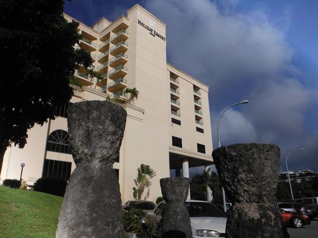 今回初めて滞在することになったホリデイリゾート。<br />タモンビーチのちょうど真ん中あたりに位置し、オンザビーチのホテルの割にはとてもリーズナブルな料金で宿泊できます。<br /><br />カリフォルニアビザキッチンのあるＬＬ階はレンタカーなどのオフィスとエレベーターホールのみで、海側は駐車場のスペースのようです。<br />エントランスを入ってすぐの階段を上ったＬ階にロビーとだだ広いバンケットホールがあります。<br />ロビーの横には日本人が経営しているらしき小さな売店もあり、宿泊者は２０〜６０％割引きしてくれるというｗ<br />タモンサンズプラザ手前のＡＢＣまではそれほど遠くないけれど、飲み物や軽食などを買うのにホテルの売店も重宝しました。<br /><br />でも全体的にはちょっと閑散とした雰囲気のホテルかも・・