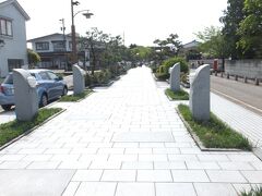 「八丁道」。

美しい石畳の道が続きます。
加賀藩２代藩主前田利長の墓所とその菩提寺である高岡山瑞龍寺とを東西に結んでいて、長さが八丁（約870m）であることからこの名がつけられた、と言われています。
