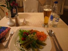 結局、ホテルに到着して荷物を置いてレストランに降りたのは23時も超えていましたが、ここもレストランは1時まで営業。
お客が一組しかいなかったので、食事は出来ます〜？と尋ねようとして、うまく英語が出てこなくてええっととかなってたら、かわいいウエイトレスさんが手で食事を口に運ぶ真似をしながらアムアム？とかきいてくれて、そうそうアムアム！とか。なんだここすごいいいな！！

ここも生はホテルオリジナルの醸造のものがあったのでそれをチョイス。
疲れた身体にビールはサイコー！
そんで、メイン的なものは遅いし食べられそうもなかったので、ピクルス盛りをつまみながらちょっと飲んで、ホテルに伝わるトラディショナルなレシピで作ったと説明書きされていたソイランカと言うスープでもいただこうかなと。

ピクルス盛り多ッ！！！！
野菜によって漬け方が違うのか味が違っておいしかったです。
きのこやプチトマトのピクルスって初めて食べたけどおいしかった。トマトはトマトの甘みが凝縮されててそれにすっぱいお酢で絶妙。