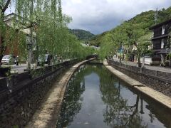 朝食後【 大山ユートピア 】を出て、城崎温泉へ
約３時間３０分の移動でした。

前日の天気予報では雨でしたが、空は何とか耐えてくれてました。

川と柳が、やはり雰囲気良いですね〜