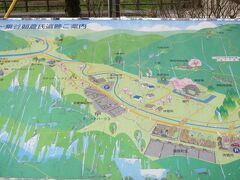 大河ドラマファンや、歴女のみなさんはよくご存じの「一乗谷」へ到着です。応仁の乱をきっかけに勢力を広げた朝倉氏は戦国時代に若狭や近江にも進出しましたが、織田信長と対立、結局は滅ぼされてしまいます。

嫁は、昔の大河ドラマ「国盗り物語」で浜畑賢吉さんが演じていた最後の当主朝倉義景くんが金ぴかのドクロにされ、それを高橋英樹さんが近藤正臣さんに無理矢理飲ませるシーンが忘れられないそうな。

一乗谷はこの時に手当たり次第に焼かれ三日三晩炎上したのだそうです。


