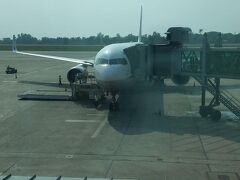 ヤンゴン国際空港到着です。タラップも暑いです。