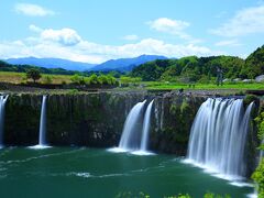 12：00　原尻（はらじり）の滝

落差20メートル、幅120メートル、日本の滝百選。

普段は水量が少ないので滝の上の沈下橋歩いて向こう岸に渡れる。
手前には、吊り橋「滝見橋」があり正面から滝を見られる。
