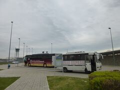 ターミナルを出て左手に進んだところに空港バス乗り場