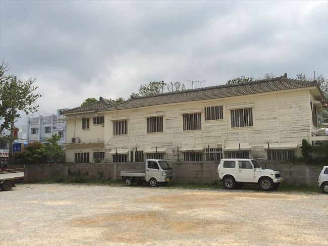 隣のこの時代を感じるホテルがとても気になりす。<br /><br />名護って予約サイト探しても私の様な人が泊まる宿(←ご想像にお任せします)ってあまり出てこないのですが、他にも数件それっぽいホテルがありました。<br /><br />一度チャレンジしようかな。