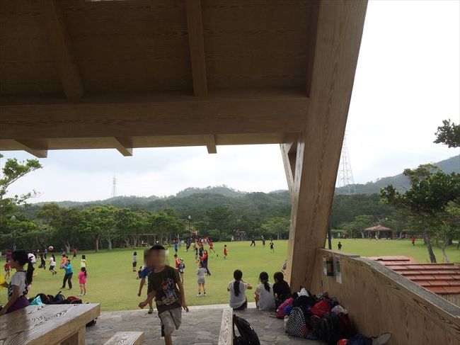 この展望台まで結構登ってきたのですが、小学生がいっぱい遊んでいてビックリ！<br /><br />歩いてきたの？