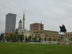 スカンデルベグ広場のスカンデルベグ像と、ジャミーア・エトヘム・バウト、時計塔