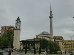 19世紀初頭に建てられたモスク「ジャミーア・エトヘム・バウト」と時計塔。
モスクは閉まっており、時計塔は土日休みのため、どちらにも入れませんでした。