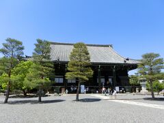嵐山周辺は大渋滞。

清凉寺の駐車場が広く、１日８００円でお得です。

快晴で真夏のような暑さです。