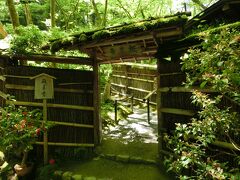 徒歩１０分ほどで祇王寺に到着。

リトリップのサイトで知った新緑スポット。
https://retrip.jp/articles/3887/

なんと関西Walkerのトップ記事にもなってました。