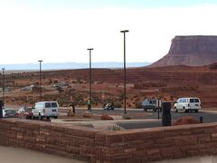 今夜の宿は、写真の右に見える コットンウッドキャンプ場のキャビンです。宿は安くあげるジャガーですが、ここは譲れません。