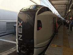 短期の旅行ですと車を空港駐車場に預けることもありますが、長期間ですとさすがに電車の方が安く上がりますね。NEXのチケットは1ヶ月前より主なJRの駅のみどりの窓口で購入できますが、お盆休みなどのシーズンは早めの手配をお勧めします。