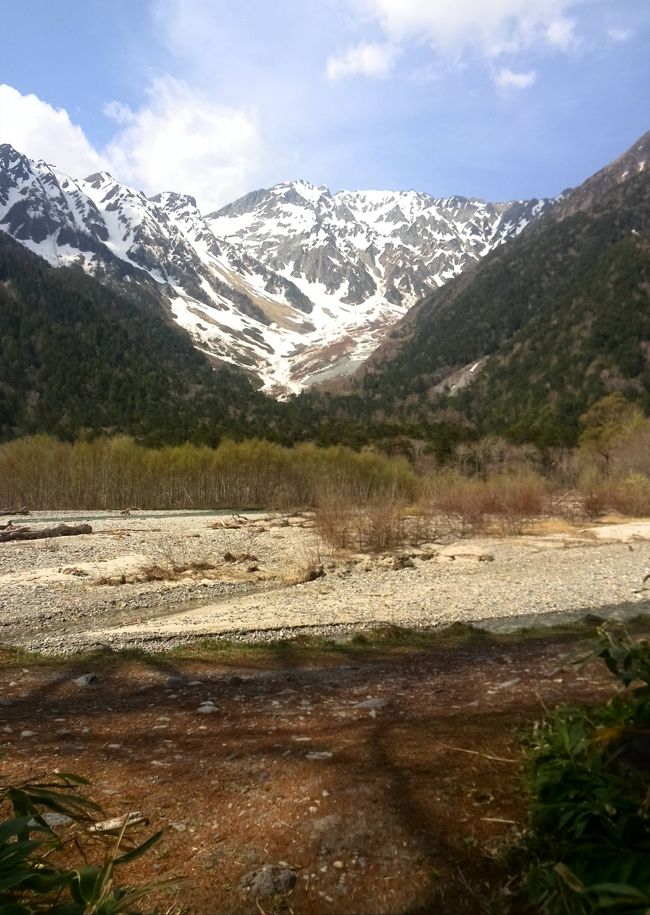 山友からビールを頂いて<br /><br />ビール飲みながら<br /><br />穂高鑑賞(*^_^*)<br /><br />いいですなァ〜。