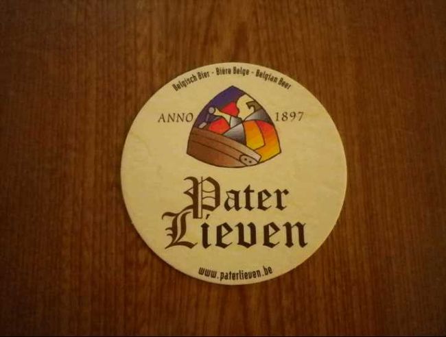 パーテル　リーヴェン　ブラウンを頼んだら、コースターを貰いました。<br /><br />パーテル　リーヴェンのラベルのデザインはビールを仕込んでいるのかな（？）修道士がステンドグラスのように描かれているのが、可愛らしいんですよ。