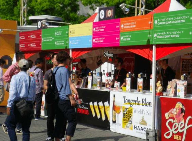 会場のビールブースはこんな感じで、カラフルです。<br /><br />ちょうど、トンゲルローのビールを扱っていますね。