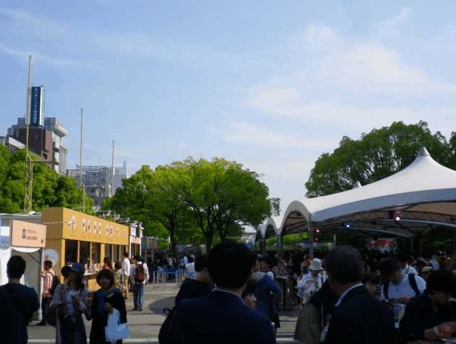 会場の真ん中にはテントが設営されていて、ジカジカした日差しを避けて飲む事が出来ます。<br /><br />左にちらっと見えるのは食べ物のブースです。