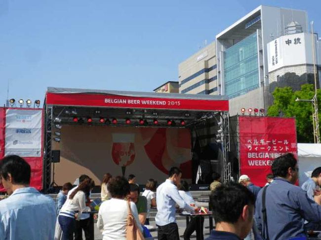 さあ、ビールを注いで貰ったら、テーブルに移動です。<br /><br />グラスが小さめだからなのか、スタンディングタイプのテーブルが殆どでした。