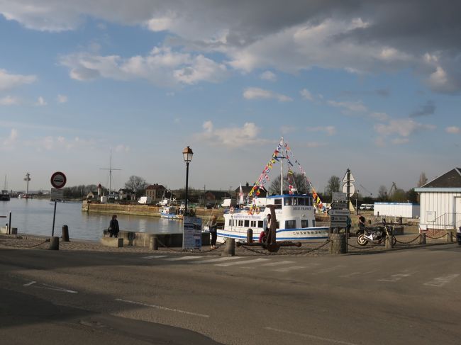 ホテル前の道を散策します<br /><br />BASSIN DE L&#39;EST<br /><br />