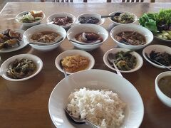 昼は、カレー。

Golden Myanmar
Golden Myanmar IIではない方です。

席につくと、カレー３品とおかずが並べられます。
