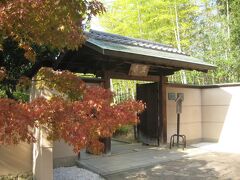 堺東駅前からバスに乗り、大仙公園へ紅葉を観にやって来ました♪

堺市博物館近くには茶室がありました。
入り口の門と奥の竹、紅葉が素敵！