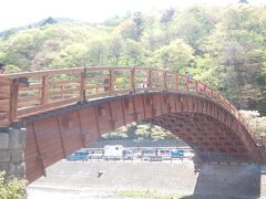 中山道をまっすぐ進み、奈良井宿の信号を過ぎたすぐ右の駐車場が混んでたからそのまま出て進んだら、有料駐車場に自動的に誘導されてしまう。

入らずに線路沿いの道路を奈良井宿駅方面に戻ると、右側に道の駅の駐車場がいっぱい空いてた。

さっそく散策開始。
まずはこの橋を渡ってみよう。