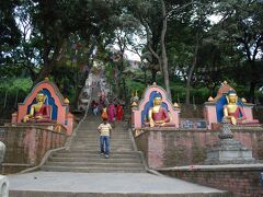 10月2日午後、タメル地区の西にある仏教寺院「スワヤンブナート」に行きます。
この寺院は別名「モンキーテンプル」。いたずら好きの猿たちがたくさん放し飼いにされています。
